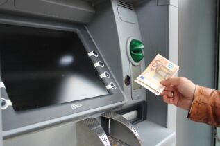 Operazioni ATM: attenzione a questo errore. Pena migliaia di euro di multa