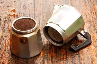 Riempire la caffettiera senza sporcare. Il trucchi che non conoscevi