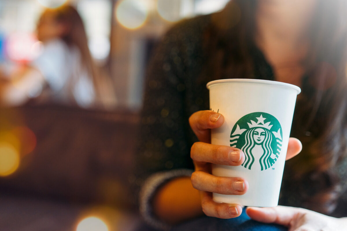 Starbucks sotto accusa: modifica con sostanze chimiche del caffè