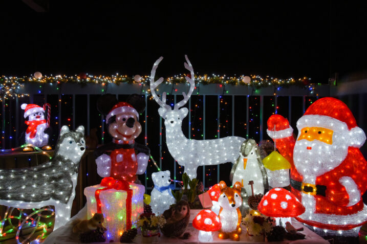 Caro bollette: quanto ci costano le luci di Natale accese sui balconi?