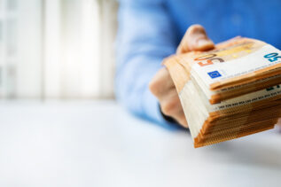 Pagamenti vietati sopra i €10.000: cosa ha deciso l'UE
