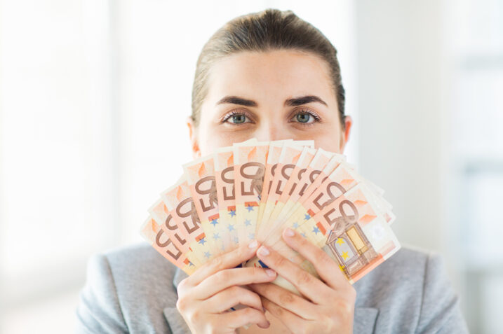 Bonus Donna: quasi 2000 euro con questi requisiti. Come presentare domanda