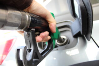 Prezzo benzina: quali sono le previsioni per il mese di giugno?