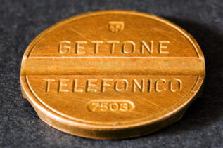 Hai vecchi gettoni telefonici? Controllali, uno così è un tesoretto