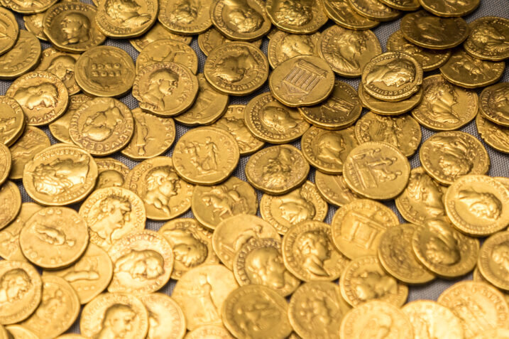 Trova 700 monete d'oro in un campo, ecco l'incredibile accaduto | Video