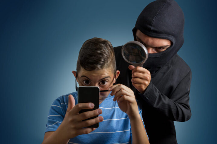 Ti stanno spiando lo smartphone? Ecco a cosa devi prestare attenzione