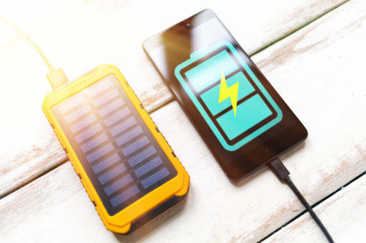 Telefono scarico fuori casa? Ecco lo smart tool solare che risolve il problema