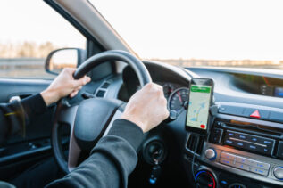 Sicurezza alla guida: in pochi considerano questi trucchi che ti salvano la vita