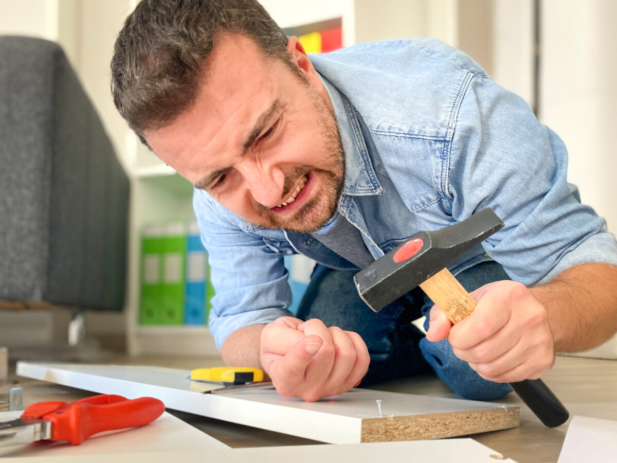 Trucchi per il fai da te: mai più polvere forando col trapano e martellate sulle dita inchiodando