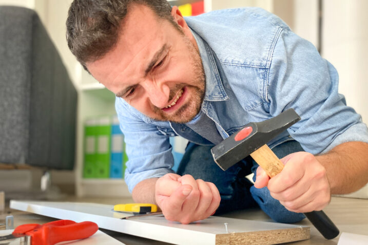 Trucchi per il fai da te: mai più polvere forando col trapano e martellate sulle dita inchiodando