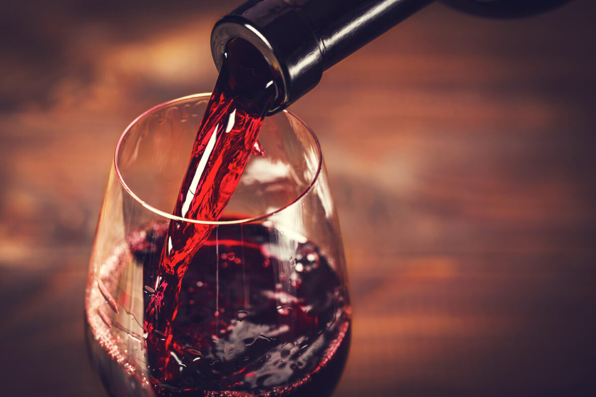 Mal di testa da vino rosso: perché succede? Non è una questione di quantità