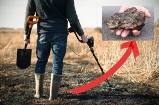 Appassionato di metal detector ritrova un oggetto che vale più dell'oro