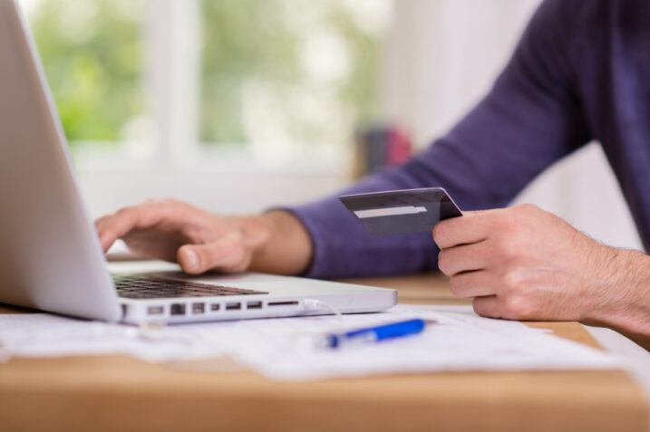 Bonifici a parenti o amici: come fare per non avere problemi col fisco?