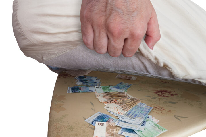 Dove è meglio tenere il denaro: in casa o in banca?